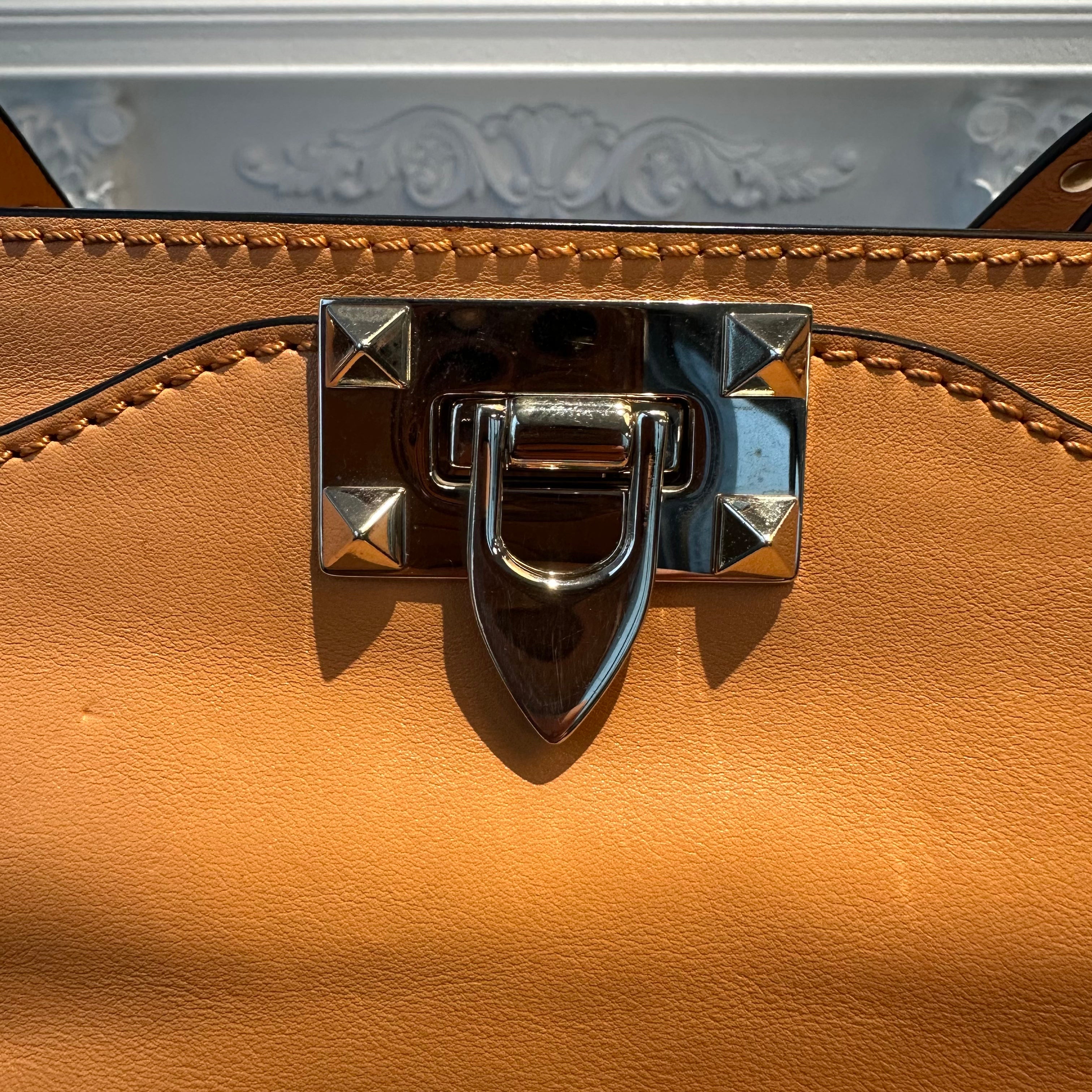 【#241】Pre-owned Valentino Garavani Rockstud Large Tote Bag Beige Grained Calfskin Leather