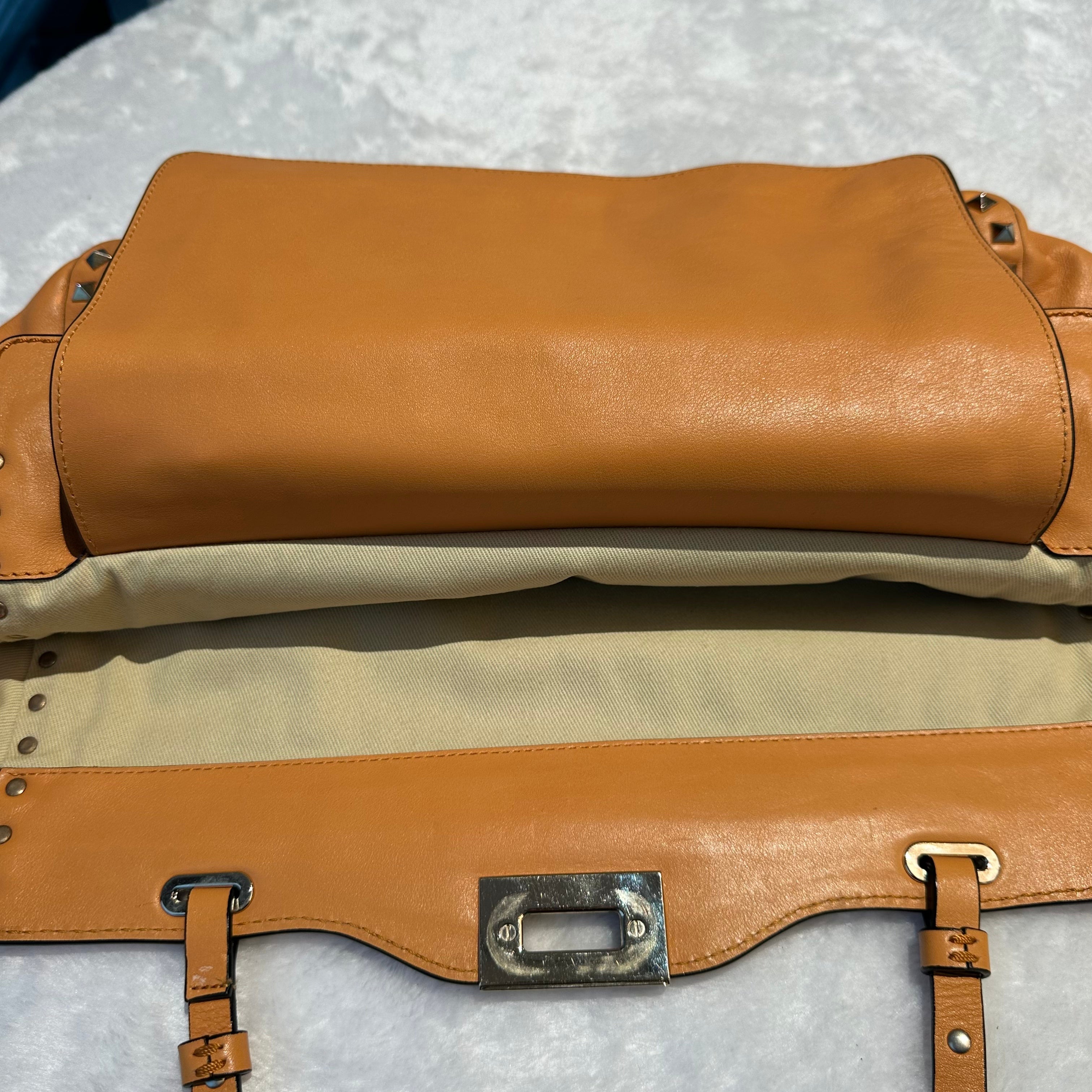 【#241】Pre-owned Valentino Garavani Rockstud Large Tote Bag Beige Grained Calfskin Leather