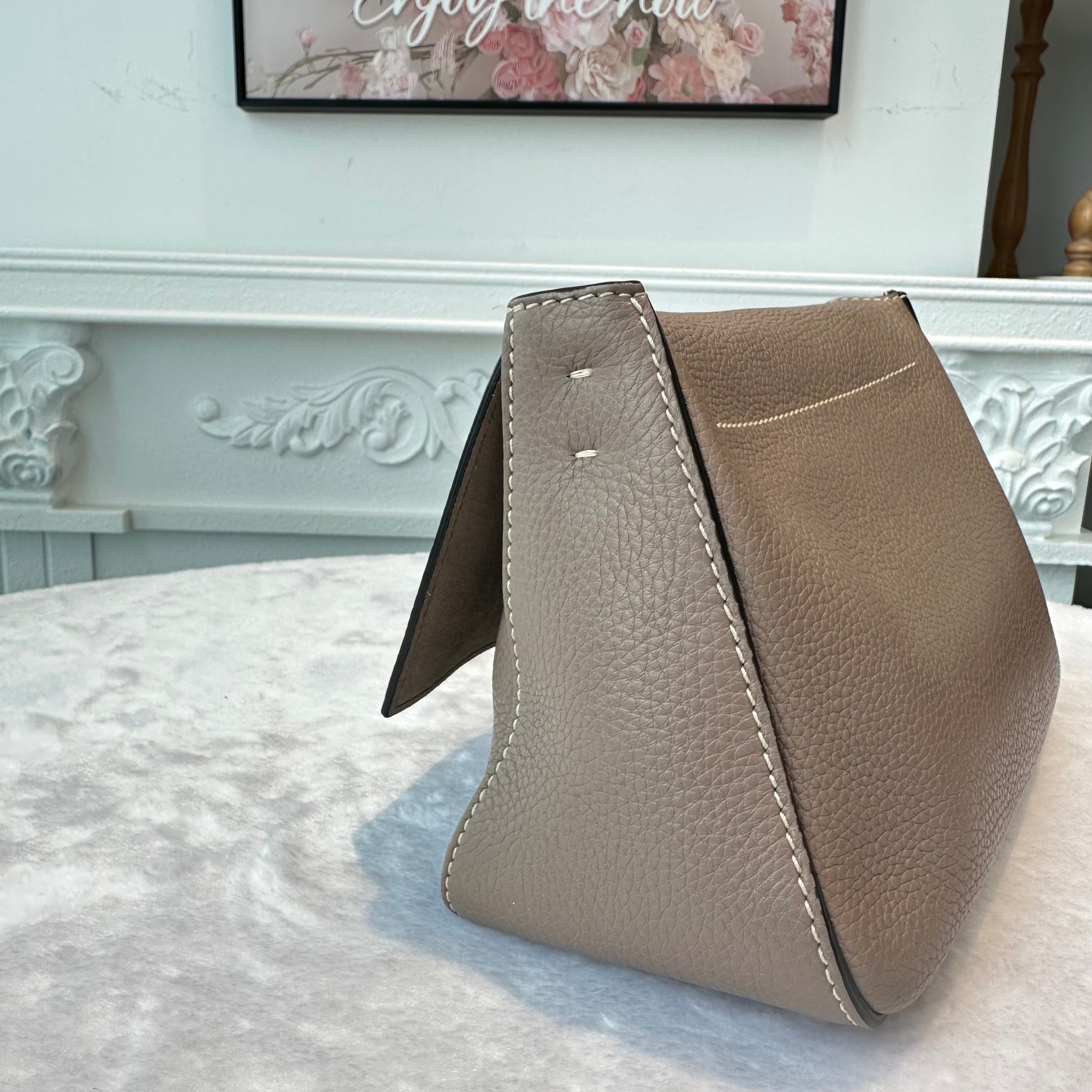 【#263】Pre-owned Valentino Garavani VRing Small Shoulder Bag Taupe Pebbled Leather with Gold-Tone Hardware
