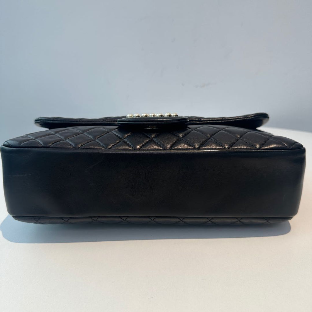 【#037】Pre-owned Chanel Medium Classic Flap Black Caviar Leather Pearl CC Clasp Shoulder Bag HZ25071101300052