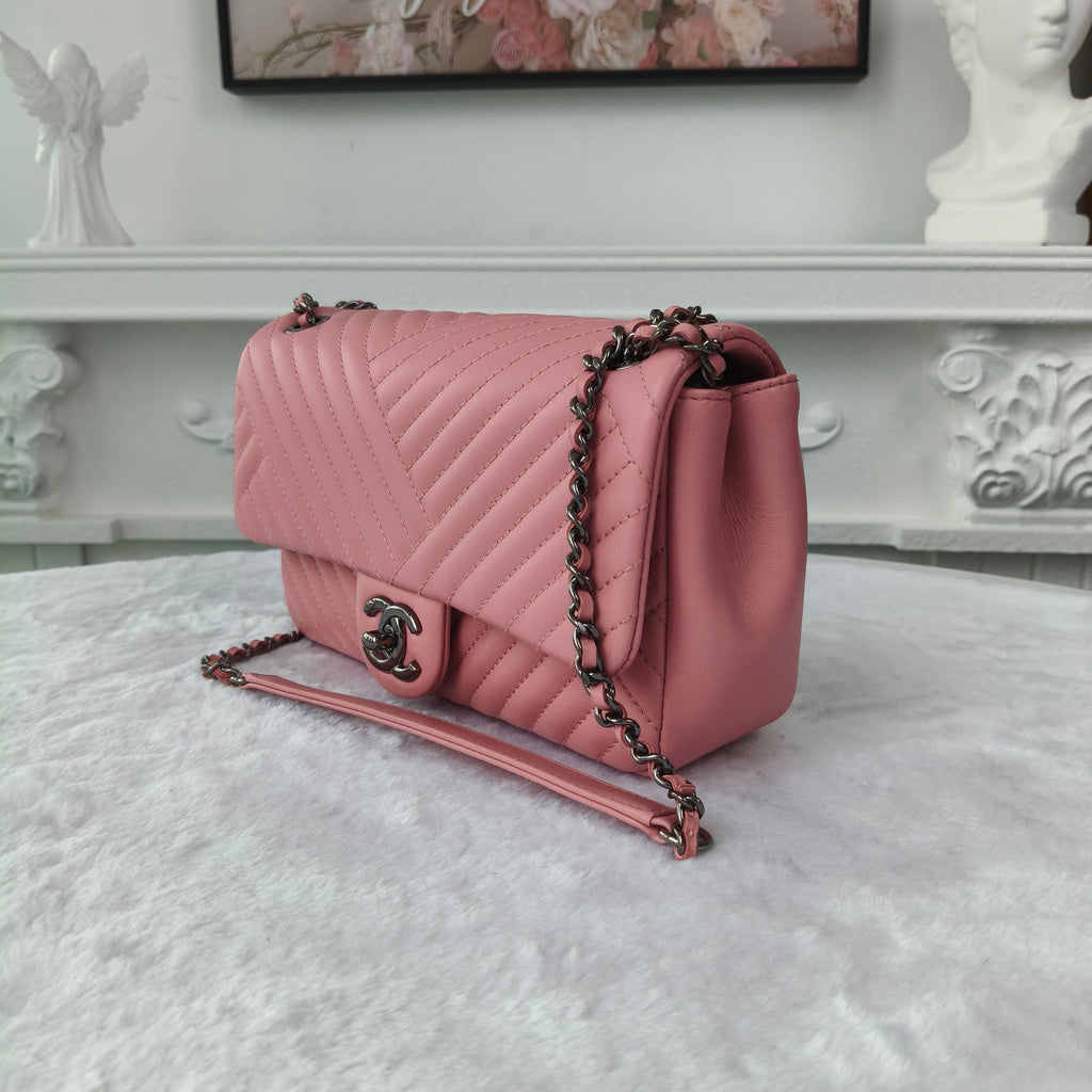 【#247】Pre-owned Chanel Medium Classic Flap Bag Pink Chevron Caviar Leather with Silver-Tone Hardware