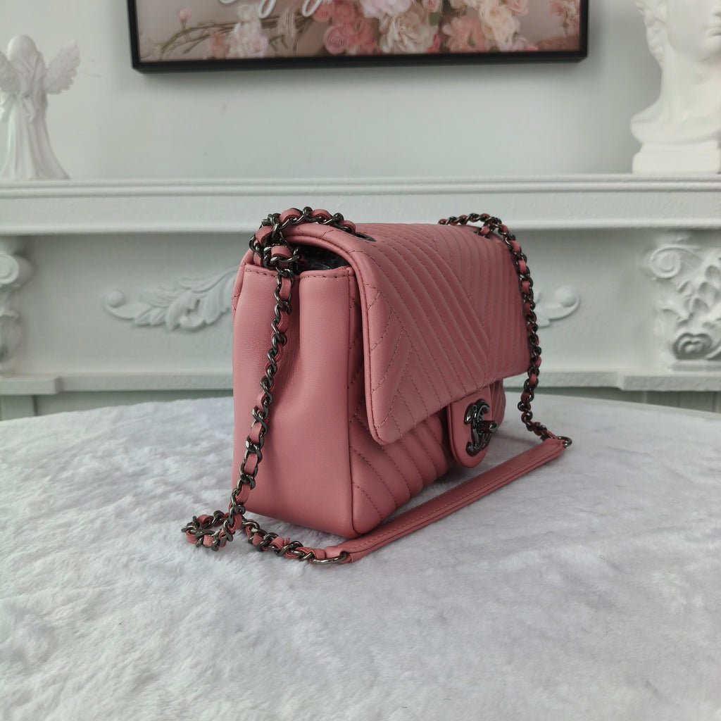 【#247】Pre-owned Chanel Medium Classic Flap Bag Pink Chevron Caviar Leather with Silver-Tone Hardware