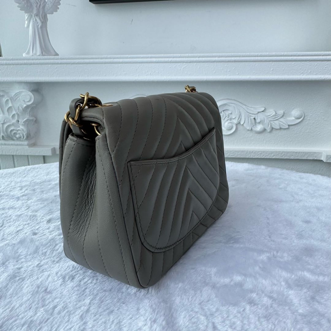 【#019】Pre-owned Chanel Medium Classic Flap Chanel CLASSIC FLAP "Fat Elephant" in Grey, Elephant Grey, V-shaped pattern, cowhide, 18K gold hardware, large size. HZ260306016