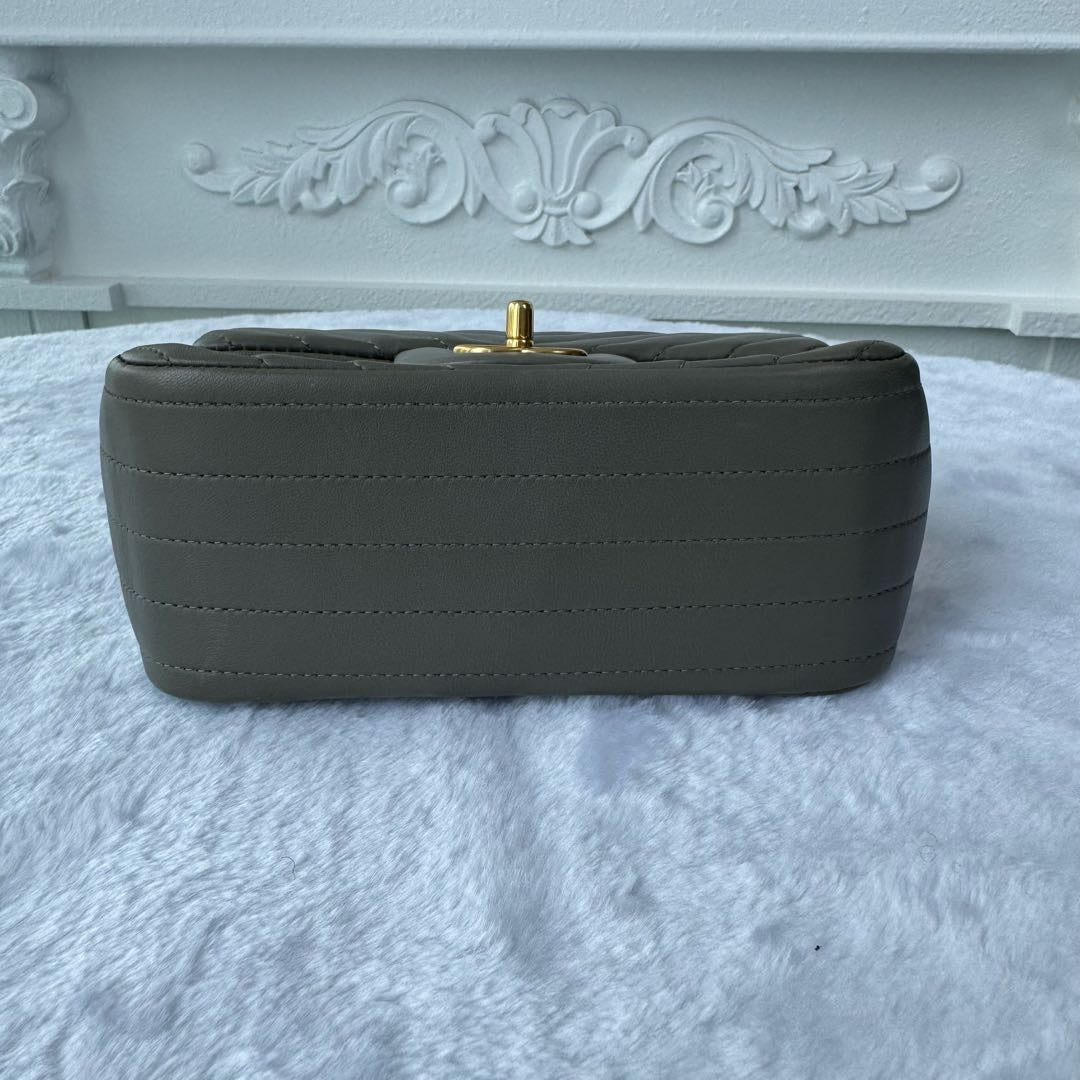 【#019】Pre-owned Chanel Medium Classic Flap Chanel CLASSIC FLAP "Fat Elephant" in Grey, Elephant Grey, V-shaped pattern, cowhide, 18K gold hardware, large size. HZ260306016