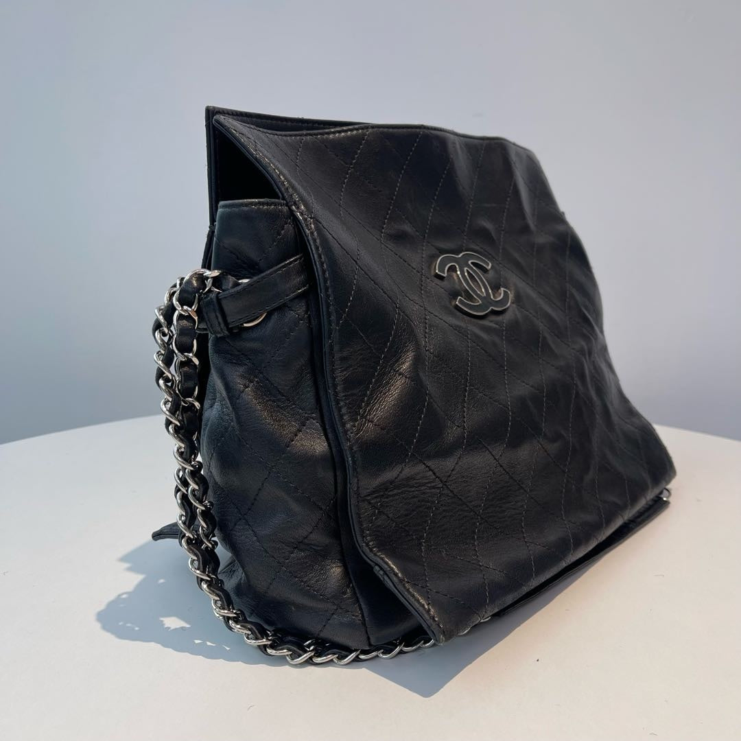 【#028】Pre-owned Chanel Medium Classic Flap Black Caviar Leather Shoulder Bag HZ251101014