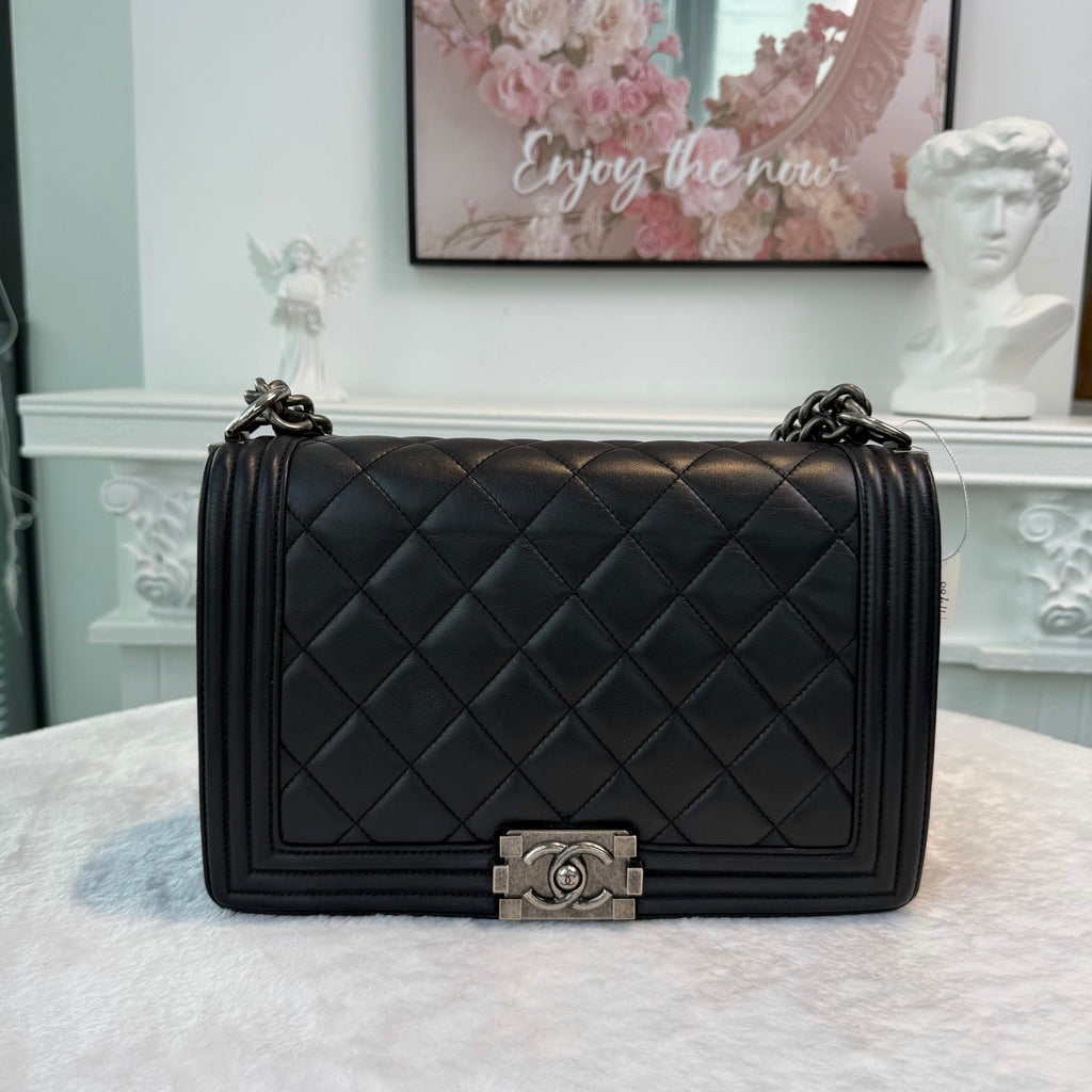 【#277】Pre-owned Chanel Boy Medium Bag Quilted Lambskin in Black with Ruthenium Hardware