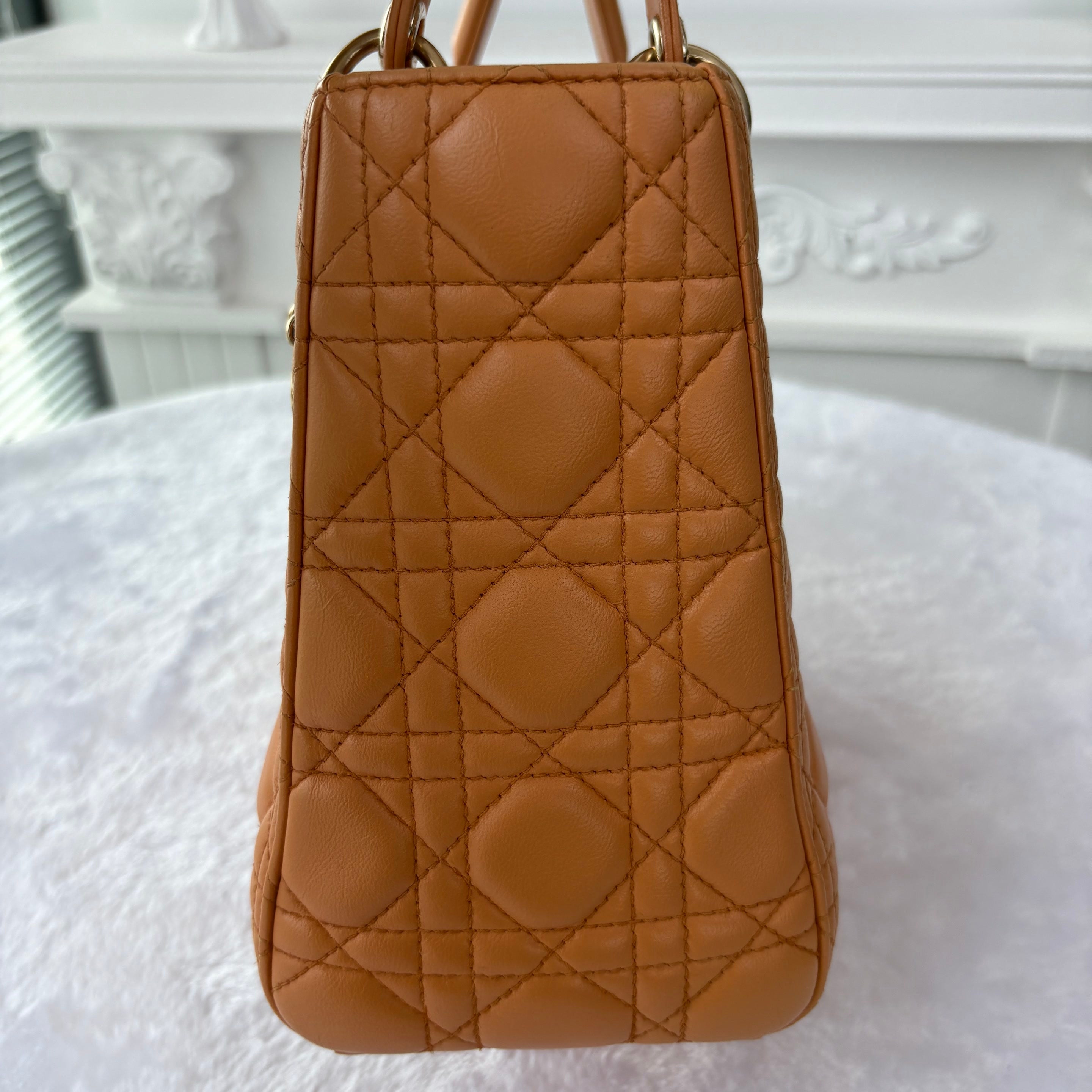 【#134】Pre-owned Dior Lady Dior Medium Lambskin Leather Gold Hardware Shoulder Bag HZ260306012
