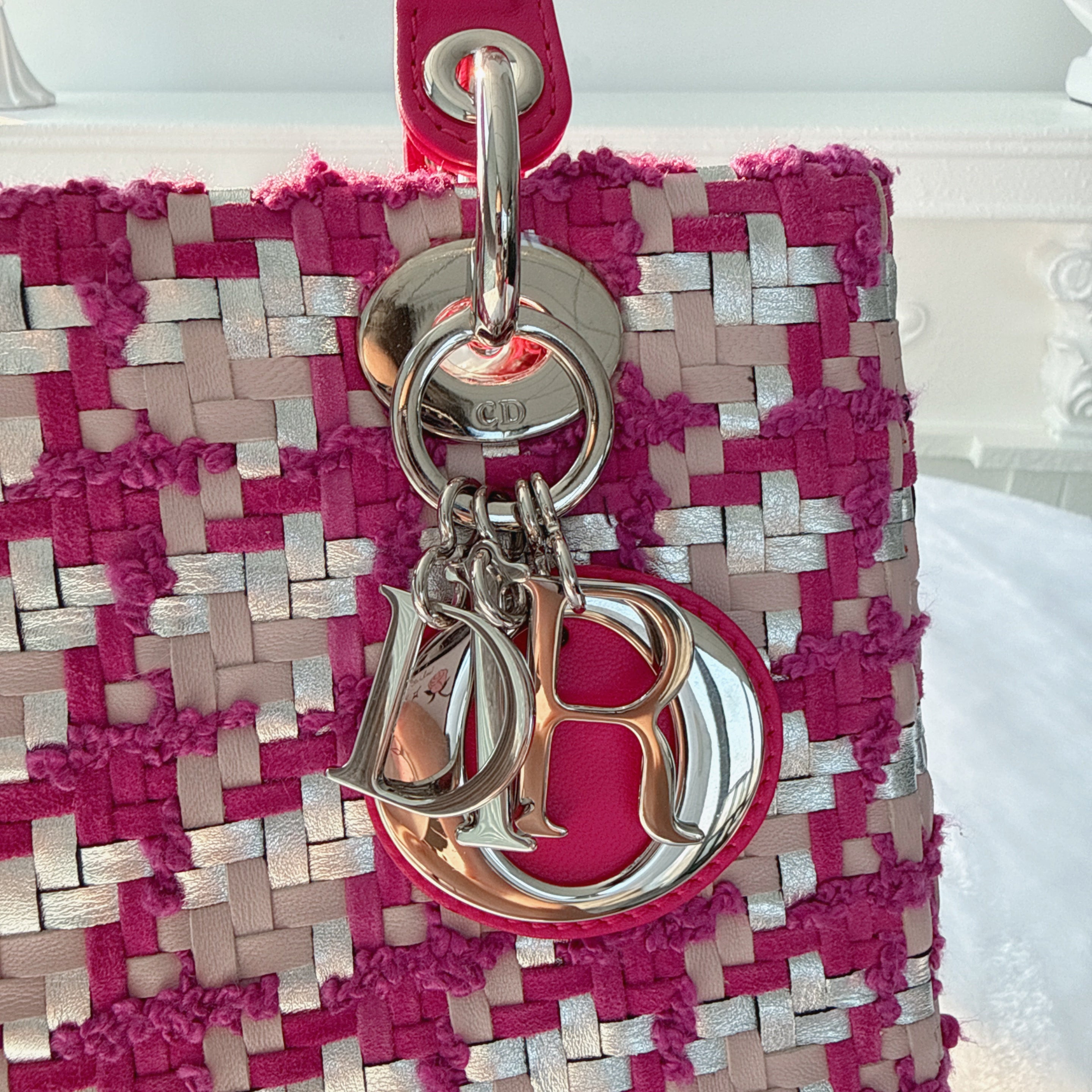 【#143】Pre-owned Dior Lady Dior Medium Fuchsia and White Raffia Woven  Shoulder Bag HZ251225013