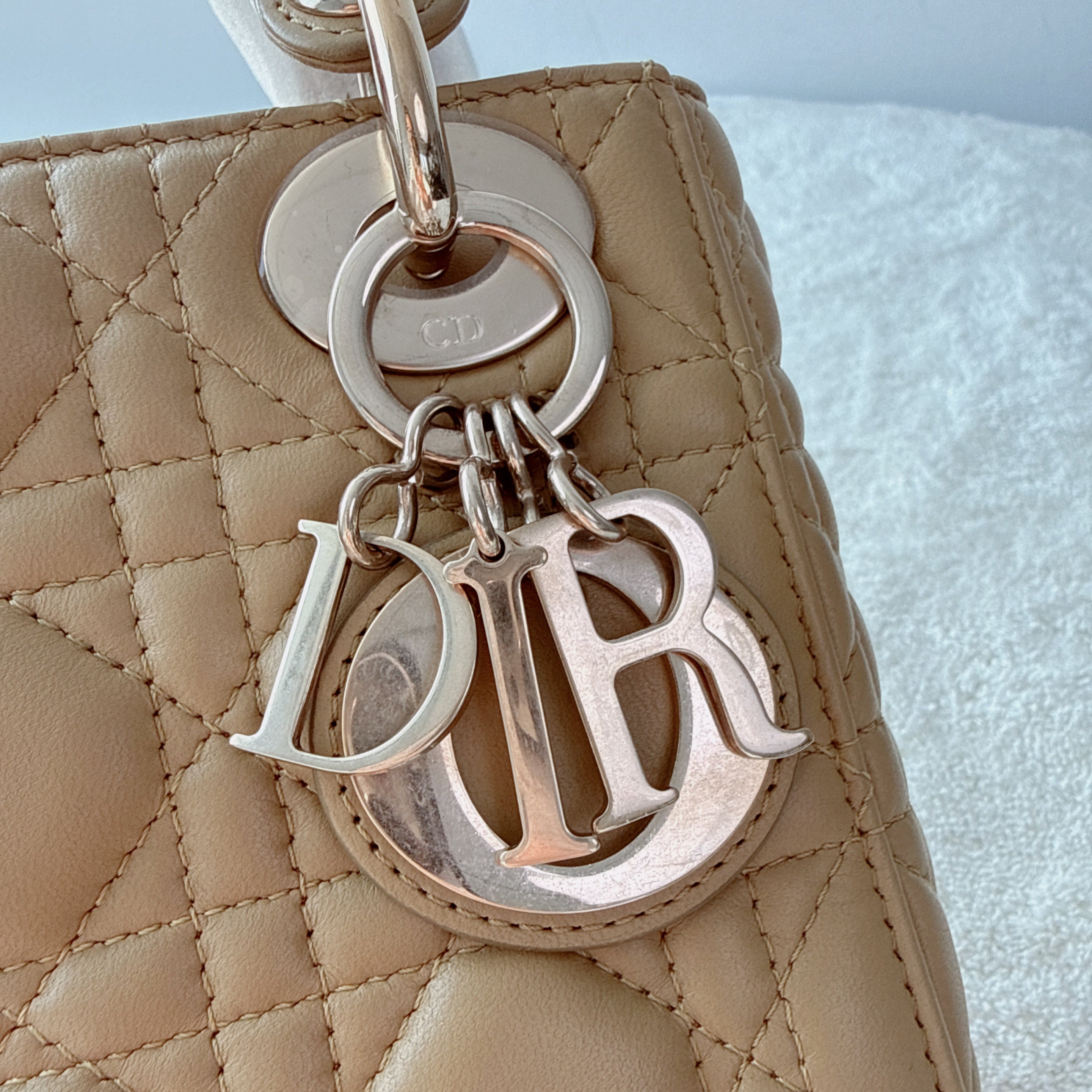 【#144】Pre-owned Dior Lady Dior Mini Latte Cannage Calfskin Leather Gold Hardware with Matte Charm Shoulder Bag  HZ251218019