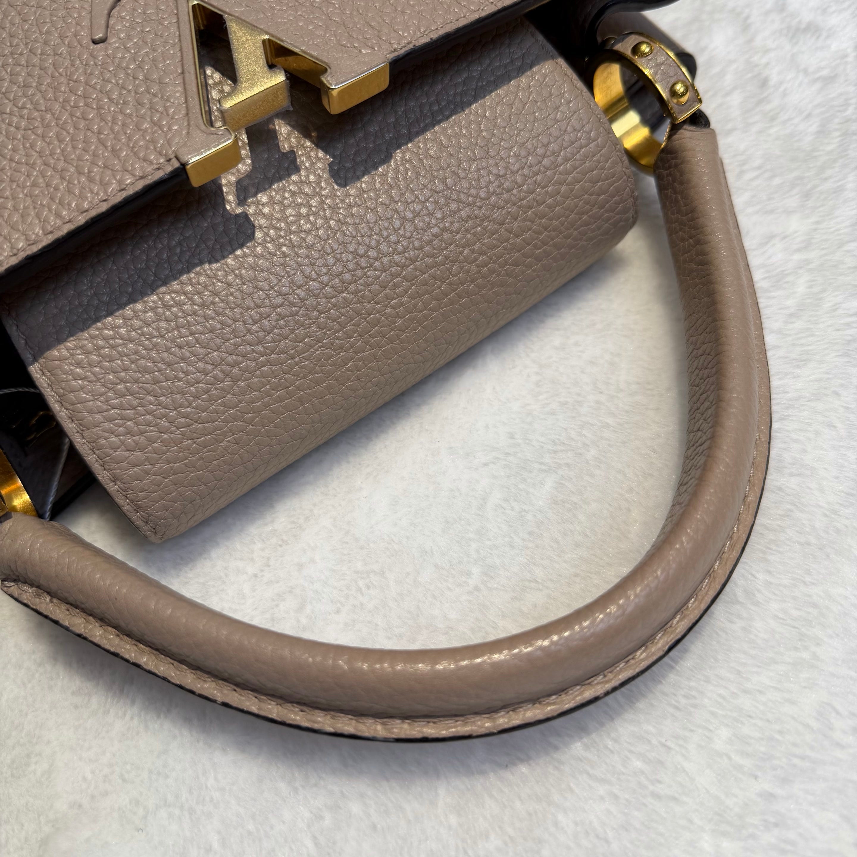 【#057】Pre-owned Louis Vuitton Capucines MM Galet Taurillon Leather Top Handle Bag