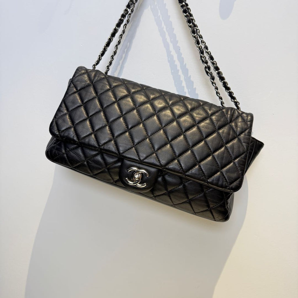 【#029】Pre-owned Chanel Medium Classic Flap Black Caviar Leather Shoulder Bag HZ251022010